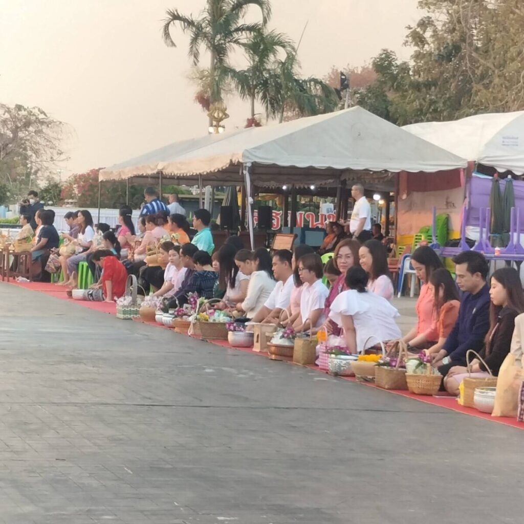 ร่วมกิจกรรมทำบุญตักบาตรทุกวันพระ ลานพญาศรีสัตตนาคราช 4 71351 0