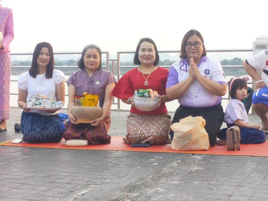 ร่วมกิจกรรมทำบุญตักบาตรทุกวันพระ ลานพญาศรีสัตตนาคราช 3 71358 0