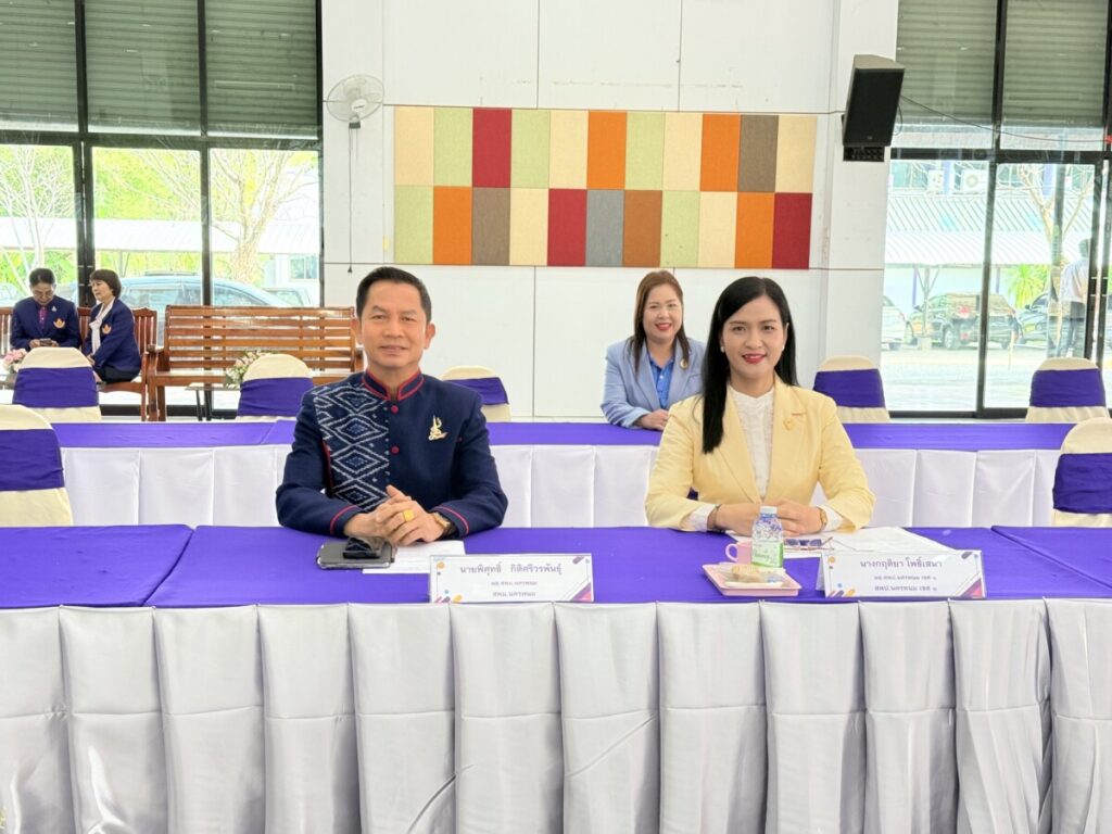 ผอ.สพป.นครพนม เขต 1 ร่วมประชุมคัดเลือกนักเรียนและสถานศึกษารับรางวัลพระราชทาน 3 DB8A41E6 42A4 4FF0 B54C 0F0C054FE4F8