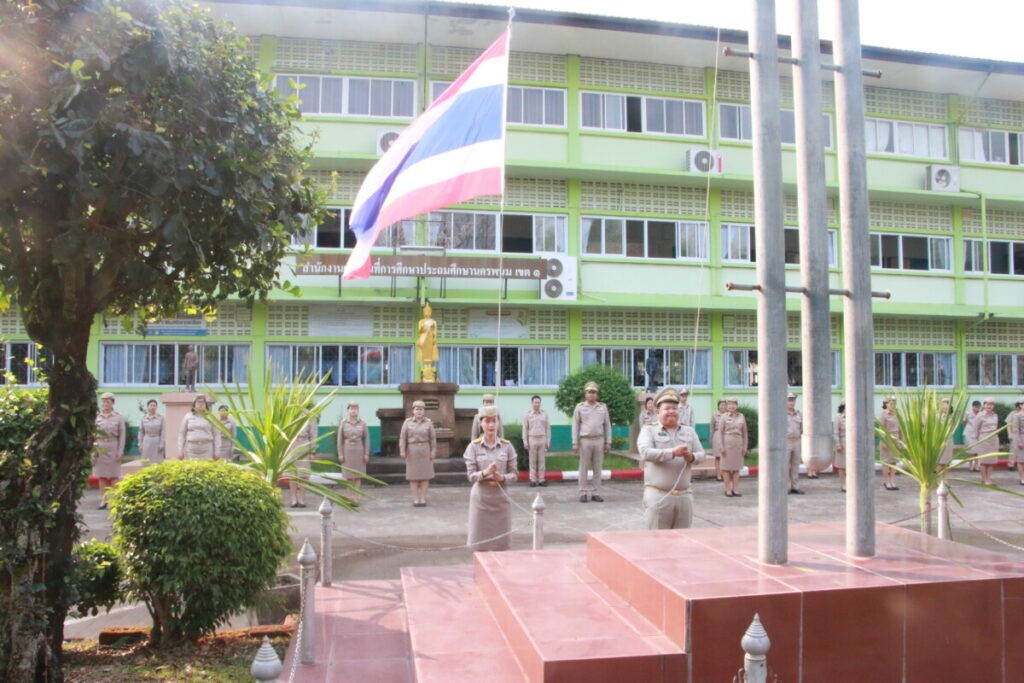 สพป.นครพนม เขต 1 เข้าแถว เคารพธงชาติ ประจำวันจันทร์ 3 IMG 6259