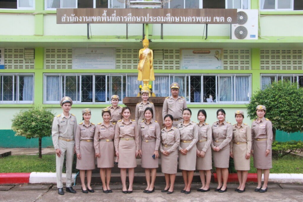 สพป.นครพนม เขต 1 เข้าแถว เคารพธงชาติ ประจำวันจันทร์ 2 IMG 6435