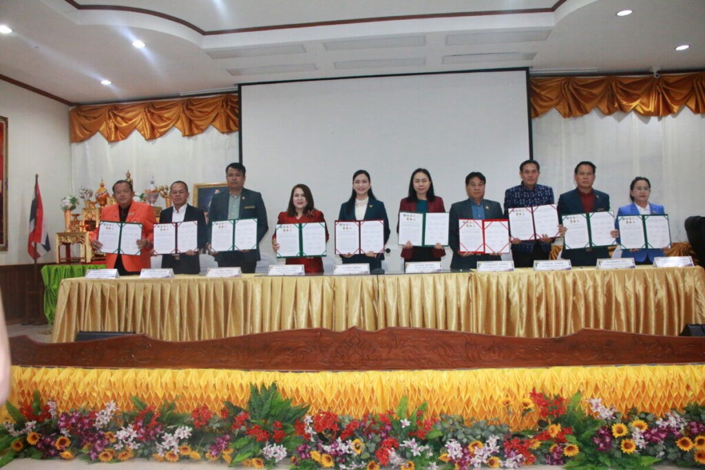 สพป.นครพนม เขต 1 จัดประชุมผู้บริหารสถานศึกษา พร้อมลงนาม MOU ความปลอดภัยทางถนน และมอบรางวัลเชิดชูเกียรติ 2 IMG 7045