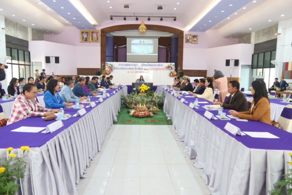 ผอ.สพป.นครพนม เขต 1 ร่วมประชุมคัดเลือกนักเรียนและสถานศึกษารับรางวัลพระราชทาน 5 LINE ALBUM 19368 250319 30