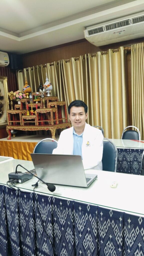 ประชุมคณะกรรมการจัดทำร่างรูปแบบพัฒนาภาวะผู้นำทางวิชาการของผู้บริหารโรงเรียนประถมศึกษาขนาดเล็ก 5 S 55648320 0