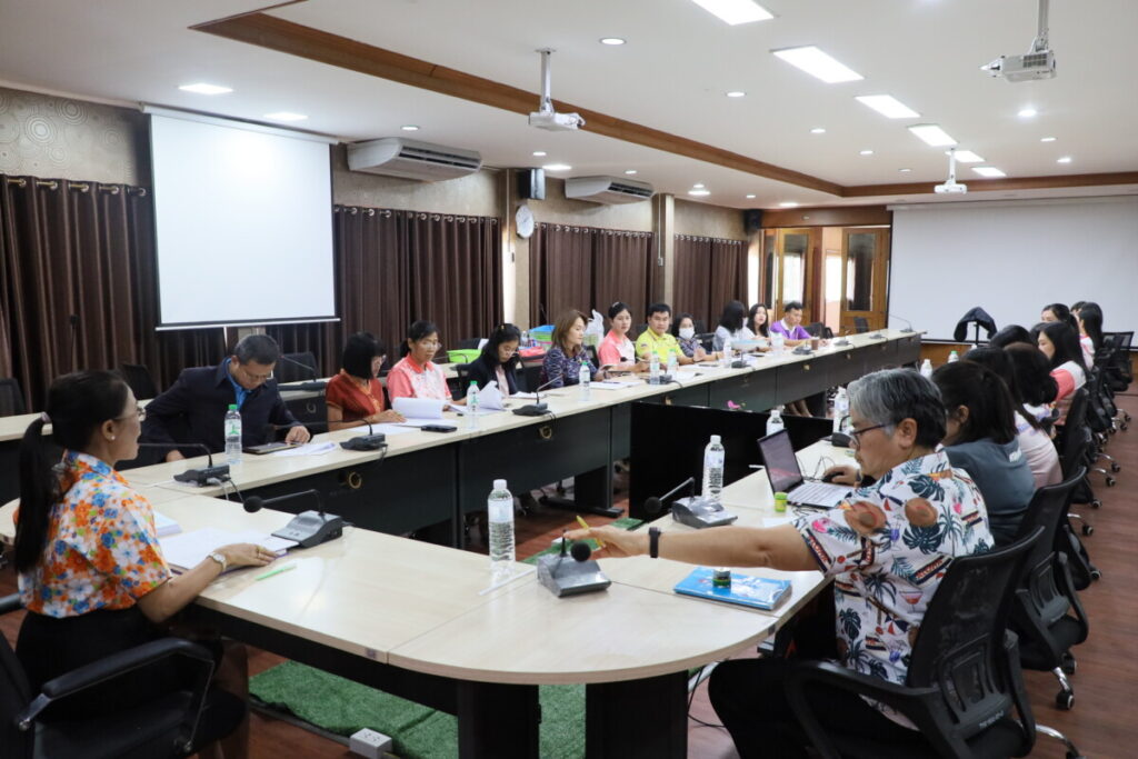 สพป.นครพนม เขต 1 ประชุมเตรียมความพร้อมรับสมัครคัดเลือกครูผู้ช่วย กรณีพิเศษ 3 IMG 0048