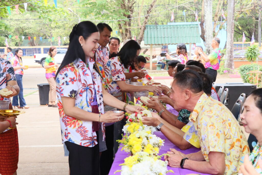 สพป.นครพนม เขต 1 จัดกิจกรรมประเพณีสงกรานต์ ประจำปี 2568 สืบสานวัฒนธรรมไทย 6 IMG 0735