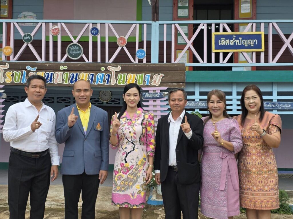 ผอ.สพป.นครพนม เขต 1 ลงพื้นที่ตรวจเยี่ยมโรงเรียนในสังกัดก่อนเปิดภาคเรียน ปีการศึกษา 2568 3 976 0