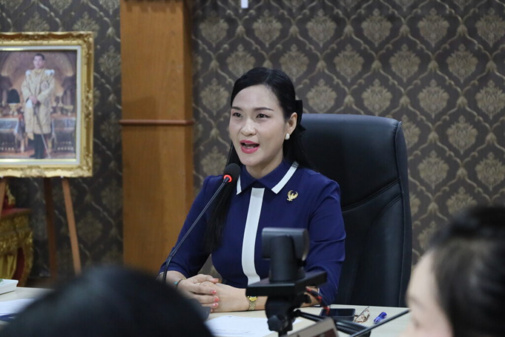 ประชุมปฏิบัติการจัดเก็บข้อมูลพื้นฐานทางการศึกษา ระบบคัดกรองนักเรียนทุนเสมอภาค ระบบการดูแลช่วยเหลือนักเรียน ปีการศึกษา 2568 3 IMG 4330