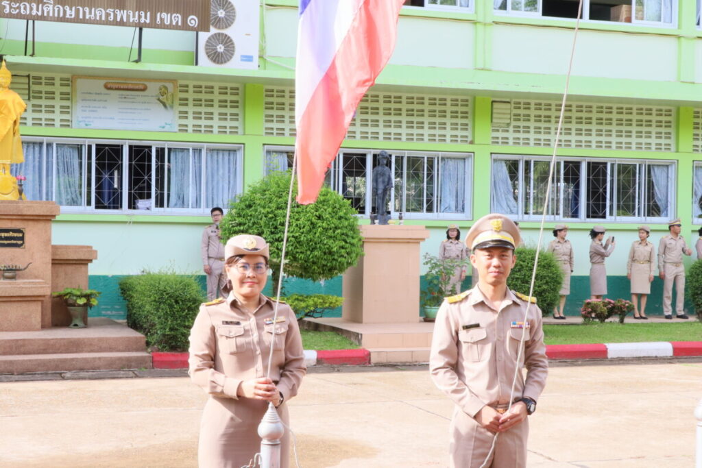 สพป.นครพนม เขต 1 เข้าแถว เคารพธงชาติ ประจำวันจันทร์ 2 IMG 4592