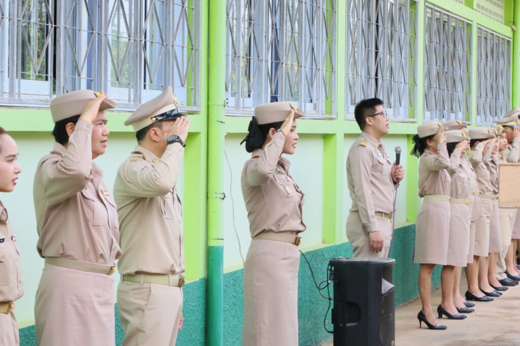 สพป.นครพนม เขต 1 เข้าแถว เคารพธงชาติ ประจำวันจันทร์ 8 IMG 4599