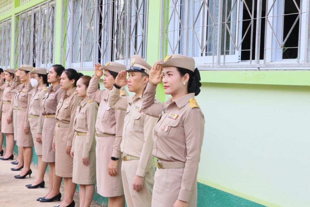 สพป.นครพนม เขต 1 เข้าแถว เคารพธงชาติ ประจำวันจันทร์ 4 IMG 4601