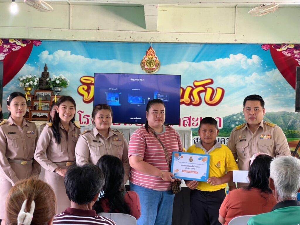 มอบเงินกองทุนช่วยเหลือบ้านพักอาศัยนักเรียนประสบวาตภัย 2 S 718766086 0