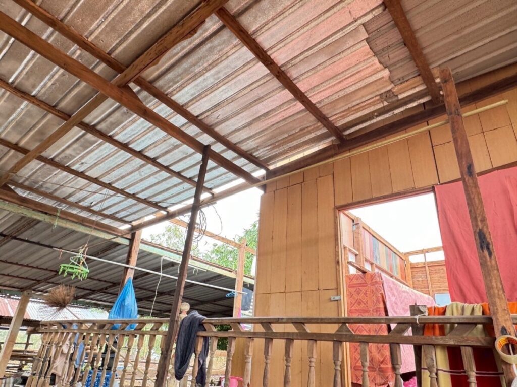 มอบเงินกองทุนช่วยเหลือบ้านพักอาศัยนักเรียนประสบวาตภัย 5 S 718766088 0