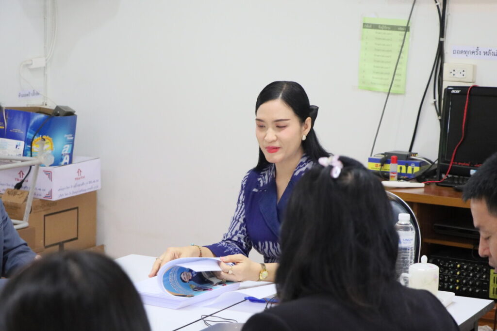 ประชุมคณะทำงานการพัฒนางานตามข้อตกลงของข้าราชการครูและบุคลากรทางการศึกษา ตำแหน่งผู้อำนวยการสำนักงานเขตพื้นที่การศึกษา 4 IMG 6839