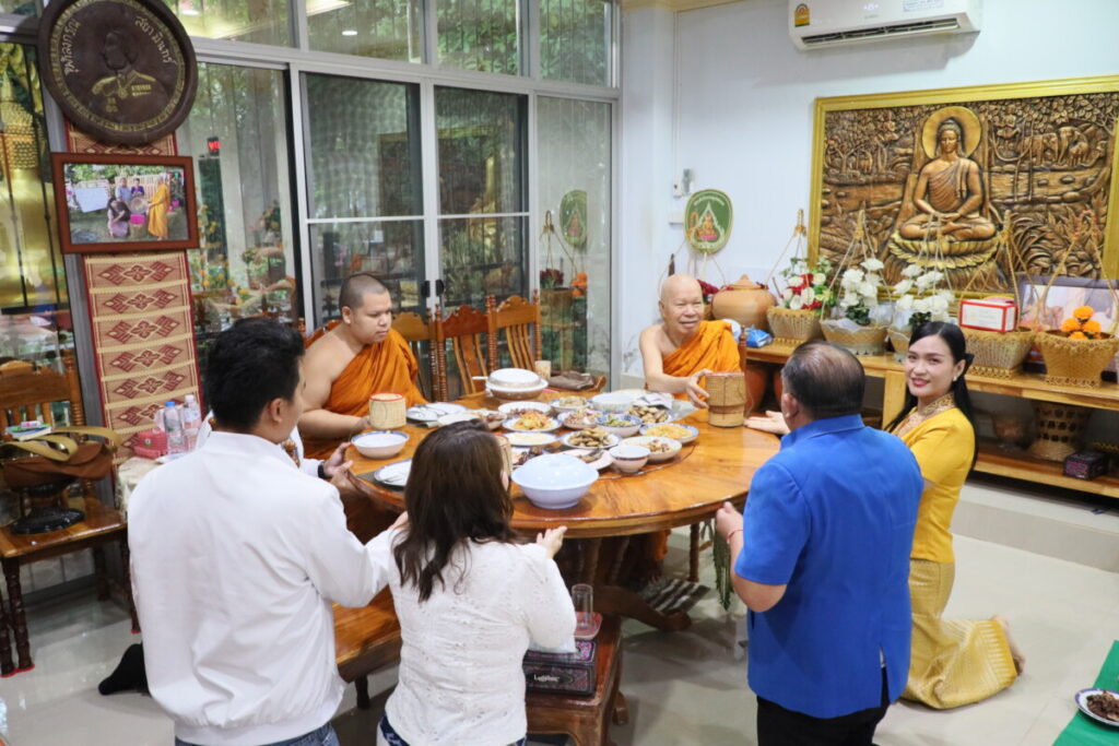 สพป.นครพนม เขต 1 ถวายภัตตาหาร-ไทยธรรม เสริมสิริมงคลองค์กร 1 IMG 7749