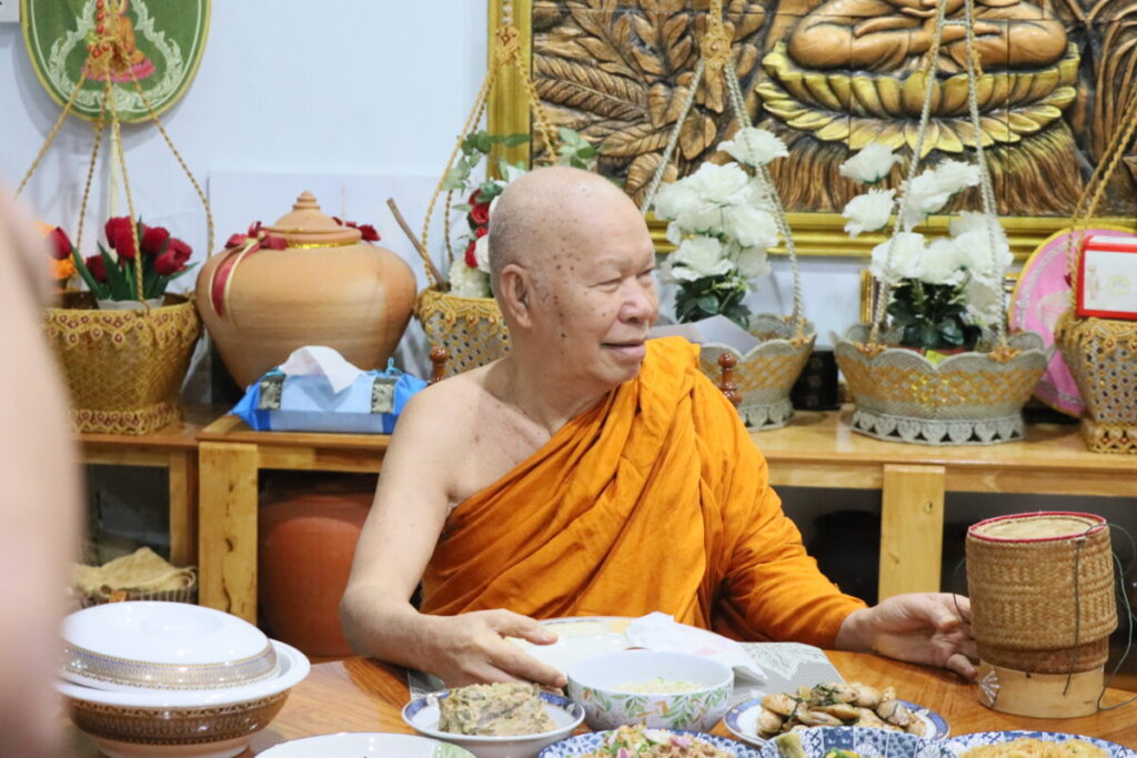 สพป.นครพนม เขต 1 ถวายภัตตาหาร-ไทยธรรม เสริมสิริมงคลองค์กร 2 IMG 7761