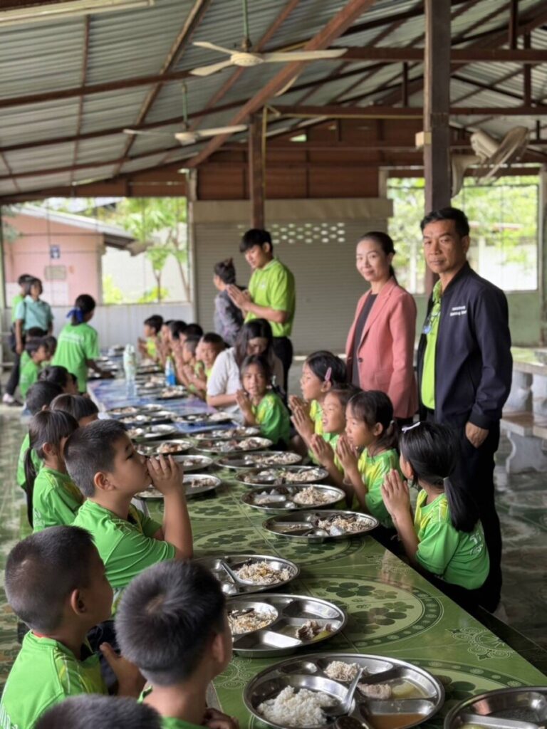 สพป.นครพนม เขต 1 ลงพื้นที่ตรวจสอบงบครุภัณฑ์และโครงการอาหารกลางวัน ณ โรงเรียนบ้านฝั่งแดง 1 163677 0