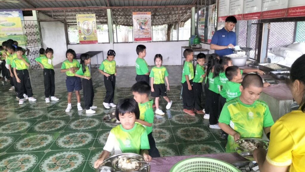 สพป.นครพนม เขต 1 ลงพื้นที่ตรวจสอบงบครุภัณฑ์และโครงการอาหารกลางวัน ณ โรงเรียนบ้านฝั่งแดง 4 163684 0