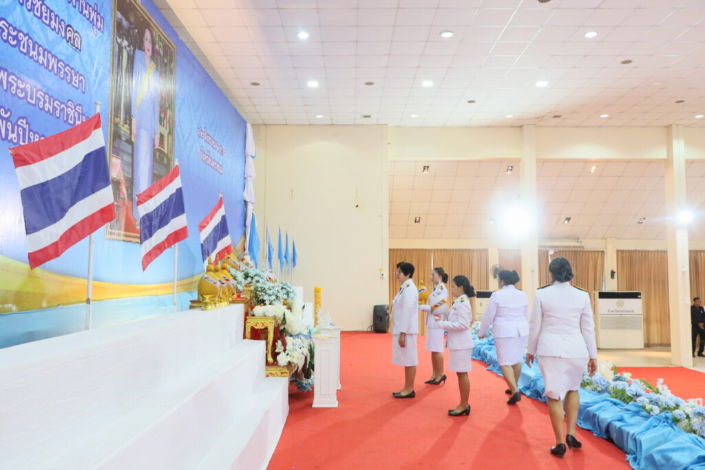 สพป.นครพนม เขต 1 ร่วมพิธีถวายเครื่องราชสักการะและจุดเทียนถวายพระพรชัยมงคล 2 IMG 4931