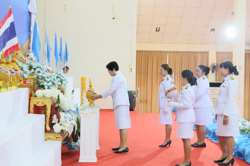 สพป.นครพนม เขต 1 ร่วมพิธีถวายเครื่องราชสักการะและจุดเทียนถวายพระพรชัยมงคล 3 IMG 4937
