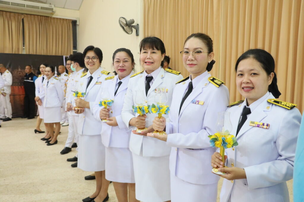 สพป.นครพนม เขต 1 ร่วมพิธีถวายเครื่องราชสักการะและจุดเทียนถวายพระพรชัยมงคล 5 IMG 4961