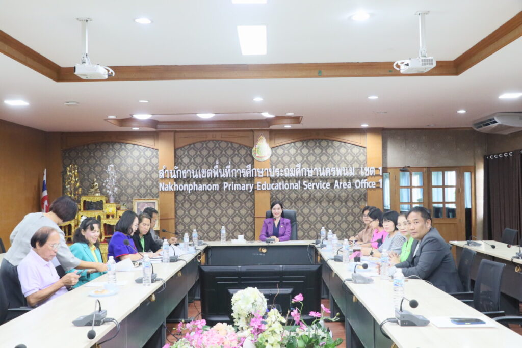 ผอ.สพป.นครพนม เขต 1 เป็นประธานประชุมมูลนิธิกล้วยน้ำว้าโรงเรียน 5 IMG 5092