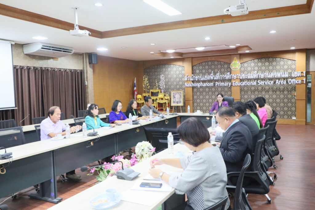ผอ.สพป.นครพนม เขต 1 เป็นประธานประชุมมูลนิธิกล้วยน้ำว้าโรงเรียน 1 IMG 5121