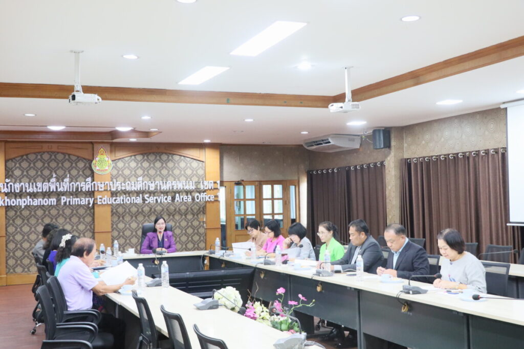 ผอ.สพป.นครพนม เขต 1 เป็นประธานประชุมมูลนิธิกล้วยน้ำว้าโรงเรียน 2 IMG 5123
