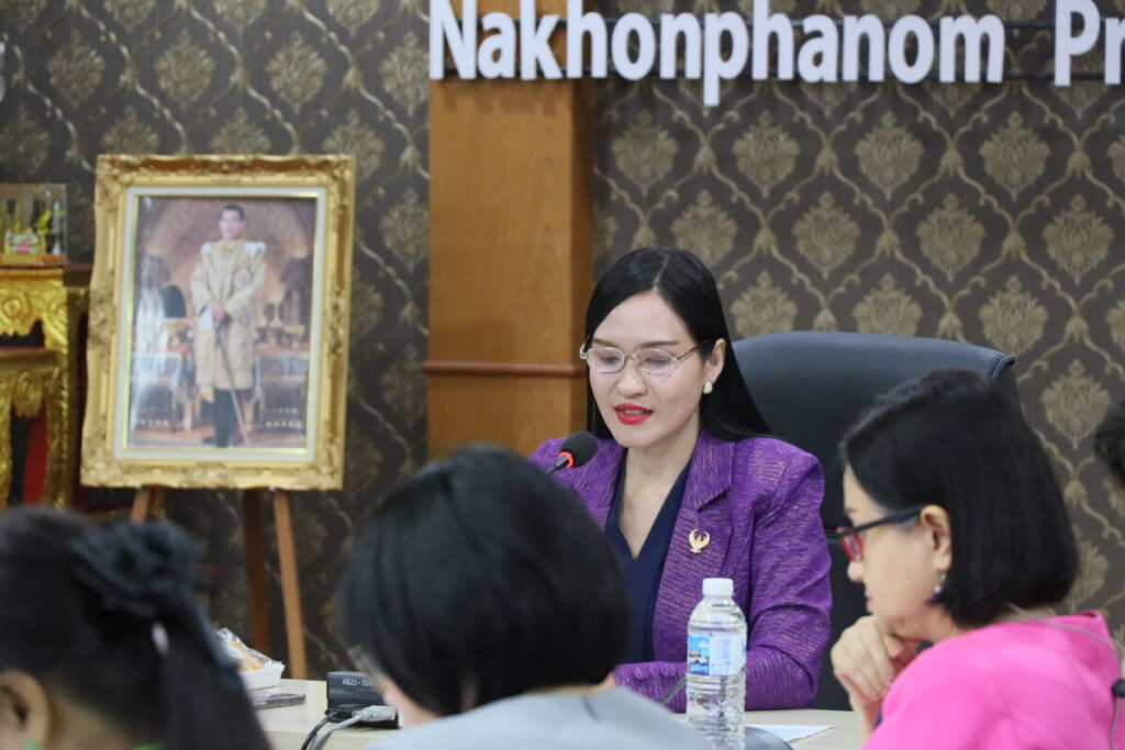 ผอ.สพป.นครพนม เขต 1 เป็นประธานประชุมมูลนิธิกล้วยน้ำว้าโรงเรียน 4 IMG 5125