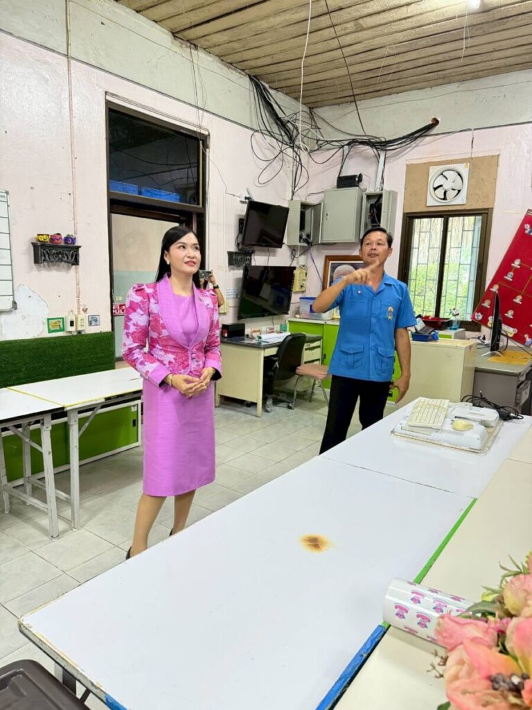 สพป.นครพนม เขต 1 ตรวจเยี่ยมติดตามโรงเรียนประสบวาตภัย 2 256801 0