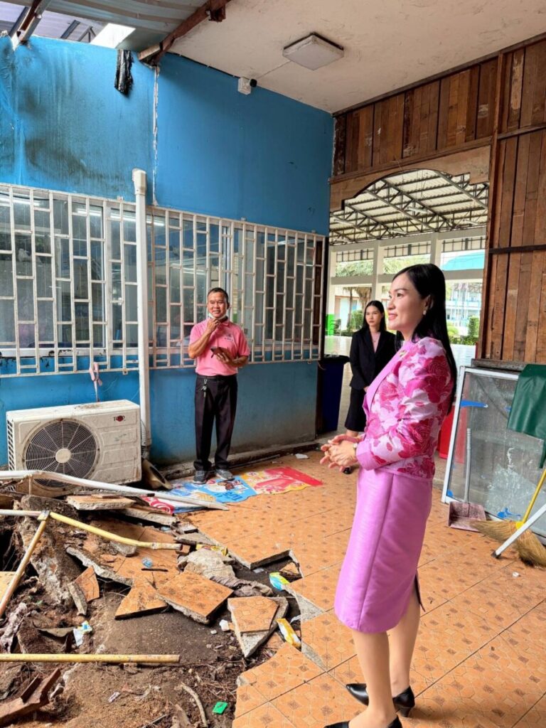 สพป.นครพนม เขต 1 ตรวจเยี่ยมติดตามโรงเรียนประสบวาตภัย 3 256805 0