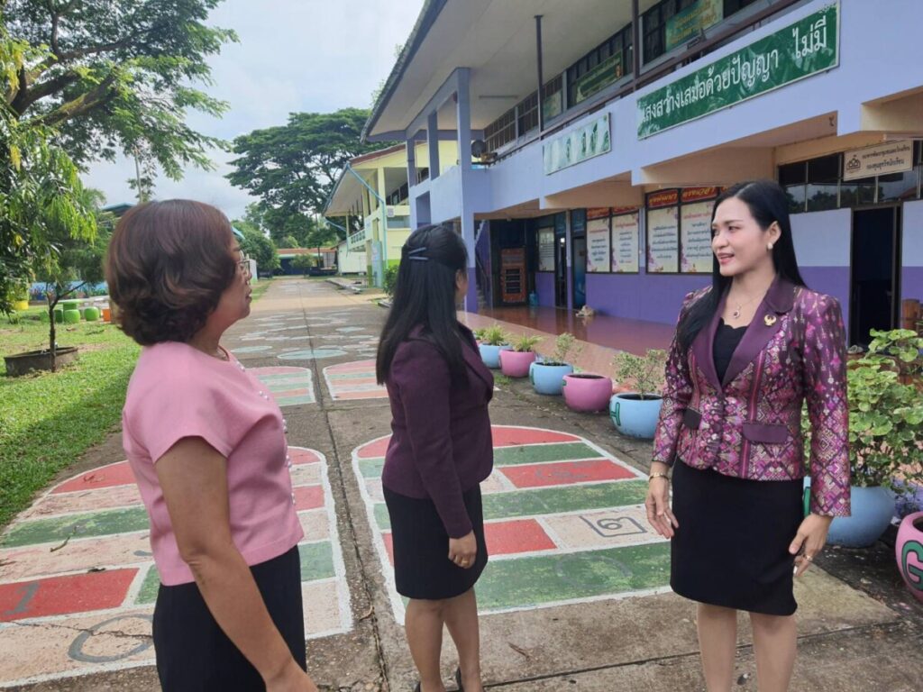 ผอ.สพป.นครพนม เขต 1 ลงพื้นที่ตรวจเยี่ยมโรงเรียนเตรียมความพร้อมรับคณะสำนักงานเลขาธิการสภาการศึกษา 1 98770 0
