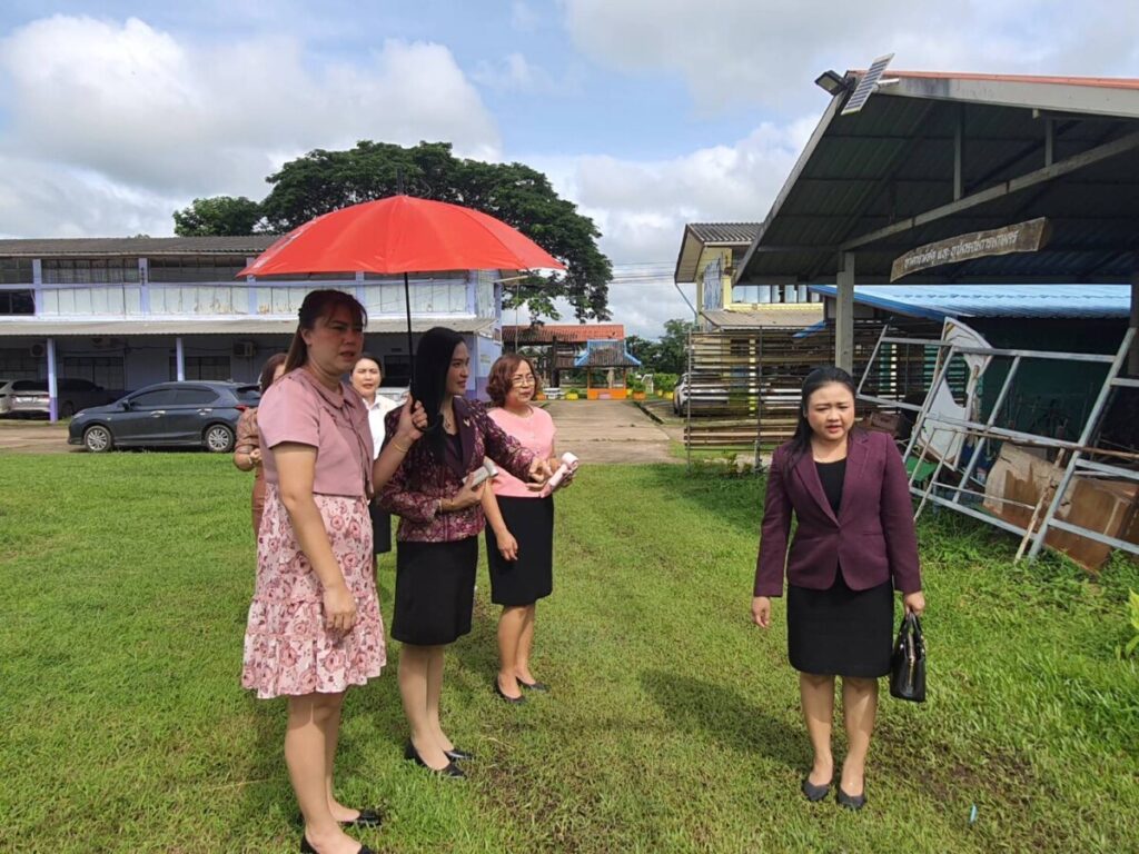 ผอ.สพป.นครพนม เขต 1 ลงพื้นที่ตรวจเยี่ยมโรงเรียนเตรียมความพร้อมรับคณะสำนักงานเลขาธิการสภาการศึกษา 3 98778 0