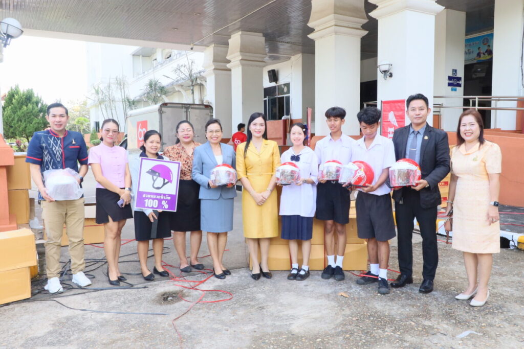 สพป.นครพนม เขต 1 ร่วมรับมอบหมวกนิรภัย โครงการ “60 ปี ไทยฮอนด้า ขับขี่ปลอดภัย เพื่อสังคมไทยยั่งยืน” 2 IMG 7193