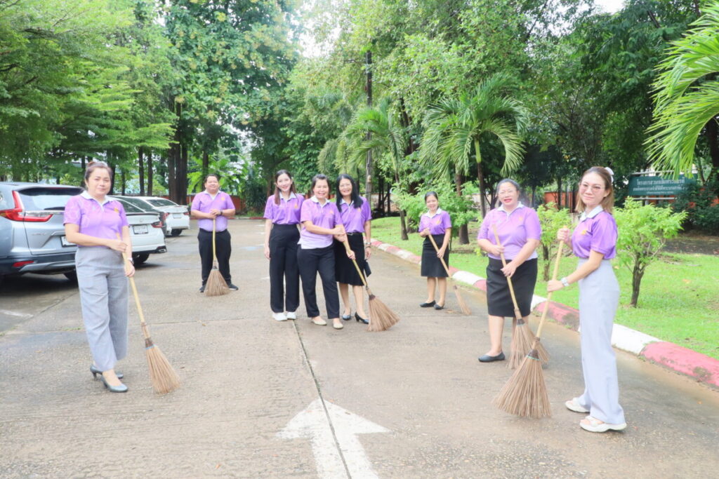 สพป.นครพนม เขต 1 จัดกิจกรรมจิตอาสาบำเพ็ญสาธารณประโยชน์ถวายพระราชกุศล 3 IMG 8003
