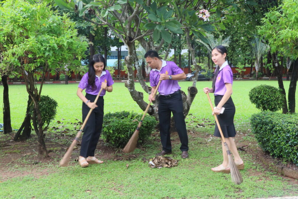 สพป.นครพนม เขต 1 จัดกิจกรรมจิตอาสาบำเพ็ญสาธารณประโยชน์ถวายพระราชกุศล 5 IMG 8019