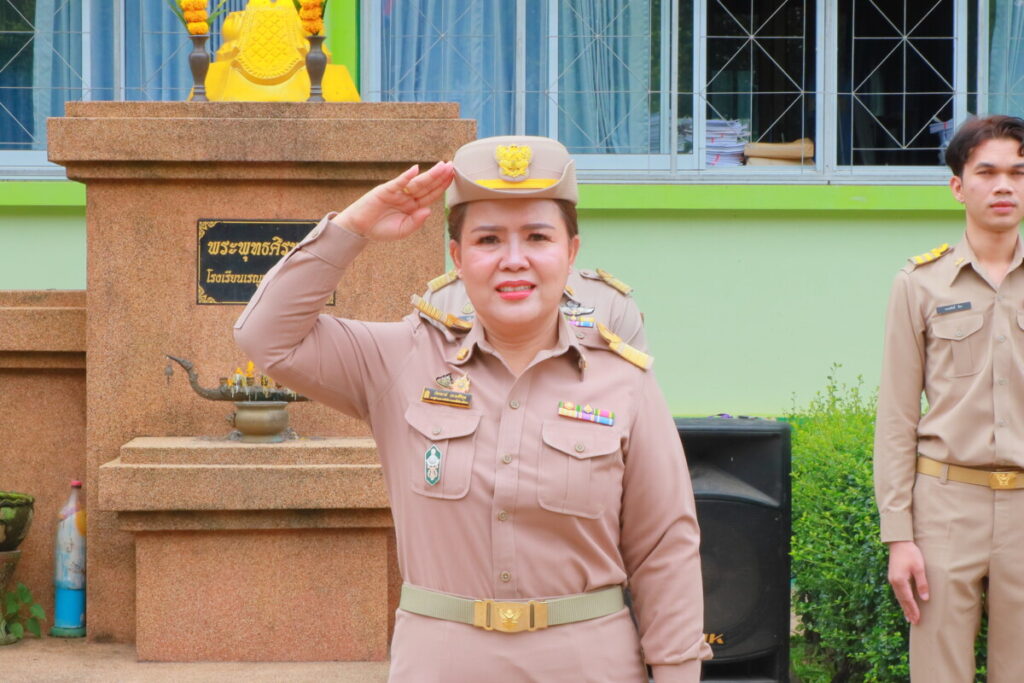 สพป.นครพนม เขต 1 ดำเนินกิจกรรมเข้าแถวเคารพธงชาติ เสริมสร้างวินัยและยึดมั่นเขตพื้นที่สุจริต 2 IMG 6167