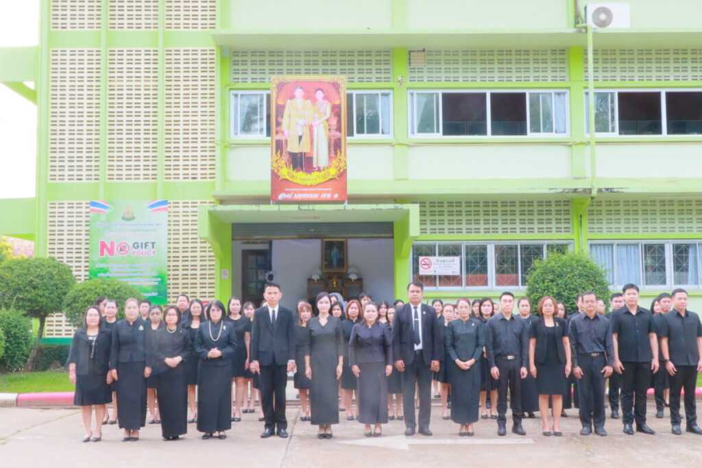 สพป.นครพนม เขต 1 ร่วมลงนามถวายความอาลัย สมเด็จพระนางเจ้าสิริกิต์ พระบรมราชินีนาถ พระบรมราชชนีพันปีหลวง 3 IMG 7582 1