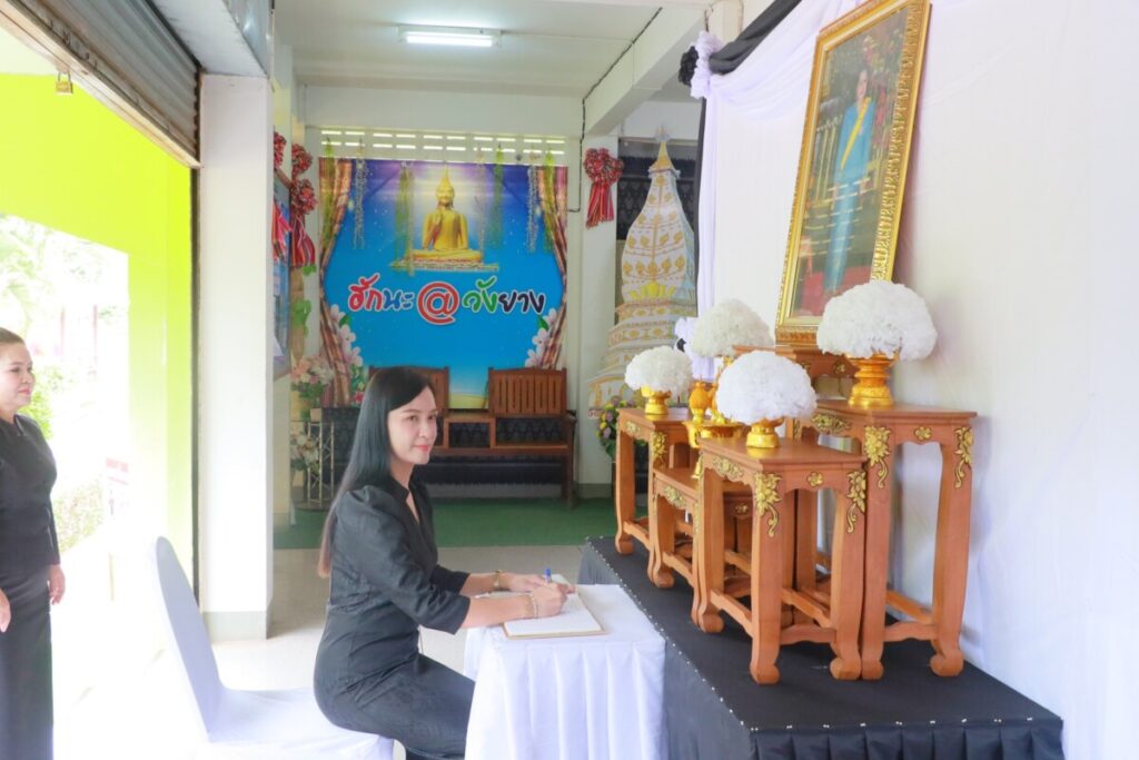 สพป.นครพนม เขต 1 ร่วมลงนามถวายความอาลัย สมเด็จพระนางเจ้าสิริกิต์ พระบรมราชินีนาถ พระบรมราชชนีพันปีหลวง 5 LINE ALBUM กิจกรรมถวายความอาลัย พระพันปี 251027 6