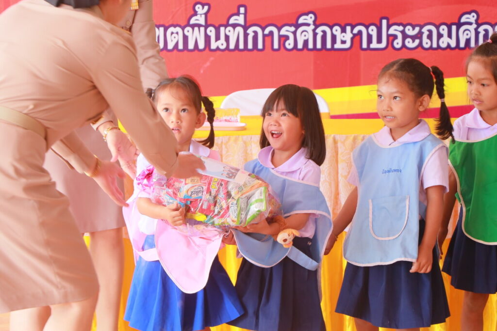 สพป.นครพนม เขต 1 มอบถุงยังชีพช่วยเหลือครูและนักเรียนโรงเรียนบ้านปากบัง หลังประสบอุทกภัย 5 IMG 8495