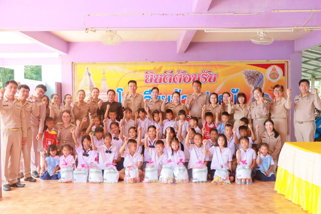สพป.นครพนม เขต 1 มอบถุงยังชีพช่วยเหลือครูและนักเรียนโรงเรียนบ้านปากบัง หลังประสบอุทกภัย 1 IMG 8535
