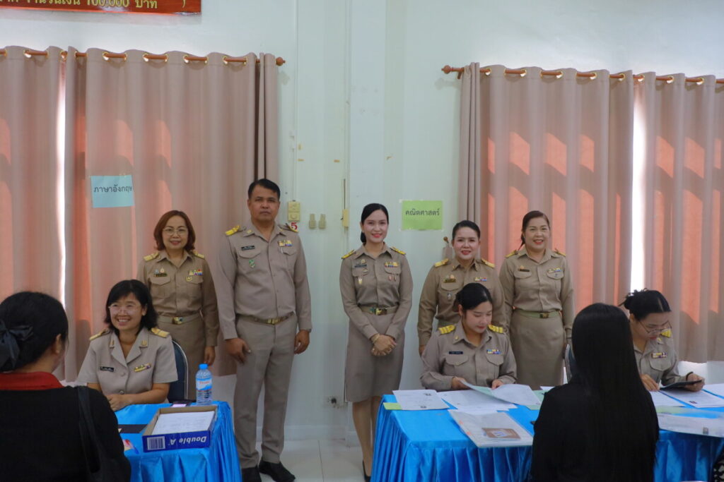 ผอ.สพป.นครพนม เขต 1 ตรวจเยี่ยมและให้กำลังใจการรับสมัครพนักงานราชการตำแหน่งครูผู้สอน 3 IMG 9399
