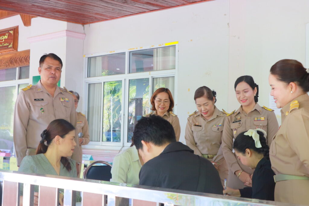 ผอ.สพป.นครพนม เขต 1 ตรวจเยี่ยมและให้กำลังใจการรับสมัครพนักงานราชการตำแหน่งครูผู้สอน 5 IMG 9413