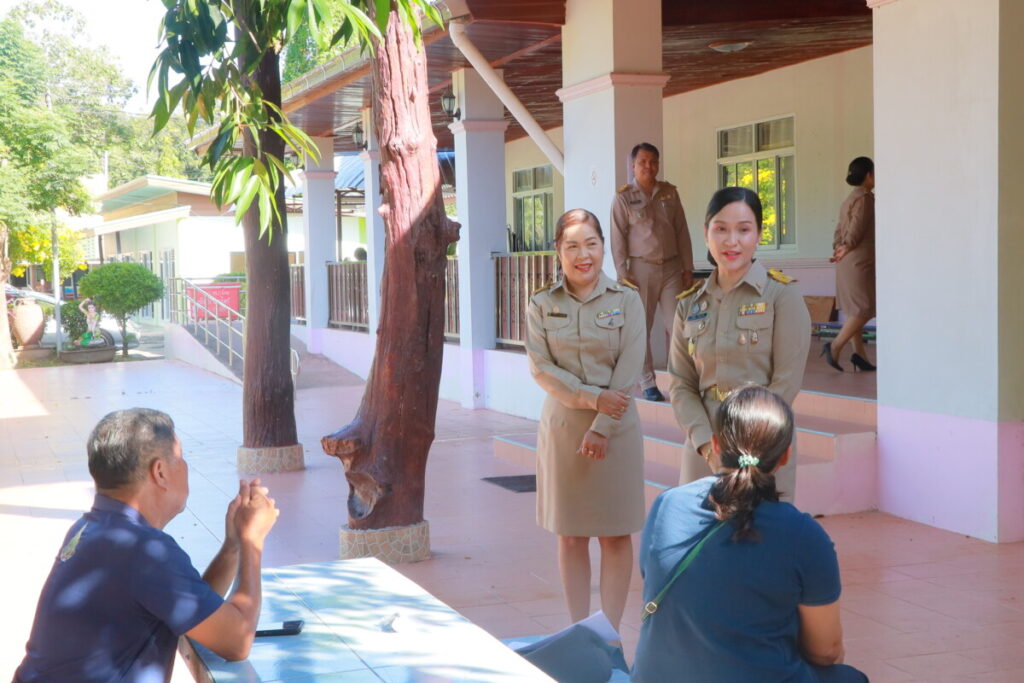 ผอ.สพป.นครพนม เขต 1 ตรวจเยี่ยมและให้กำลังใจการรับสมัครพนักงานราชการตำแหน่งครูผู้สอน 8 IMG 9434