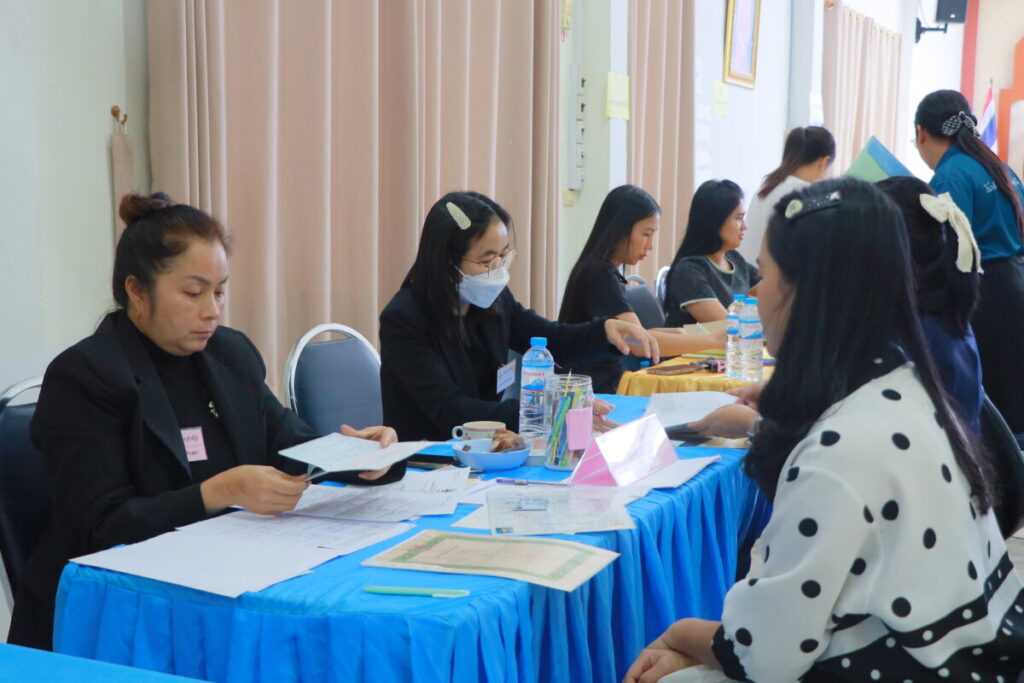 ผอ.สพป.นครพนม เขต 1 ตรวจเยี่ยมและให้กำลังใจการรับสมัครพนักงานราชการตำแหน่งครูผู้สอน 8 IMG 9524