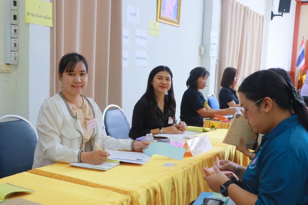ผอ.สพป.นครพนม เขต 1 ตรวจเยี่ยมและให้กำลังใจการรับสมัครพนักงานราชการตำแหน่งครูผู้สอน 10 IMG 9528