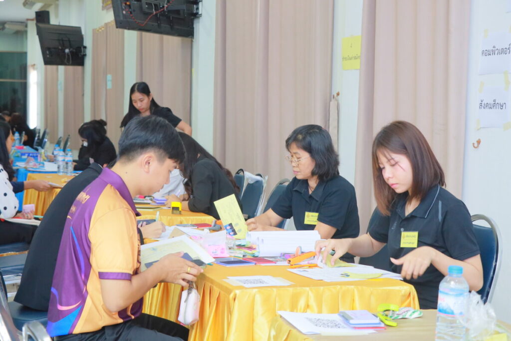 ผอ.สพป.นครพนม เขต 1 ตรวจเยี่ยมและให้กำลังใจการรับสมัครพนักงานราชการตำแหน่งครูผู้สอน 9 IMG 9547