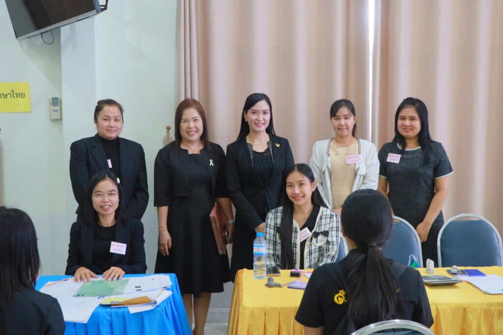 ผอ.สพป.นครพนม เขต 1 ตรวจเยี่ยมและให้กำลังใจการรับสมัครพนักงานราชการตำแหน่งครูผู้สอน 2 IMG 9678