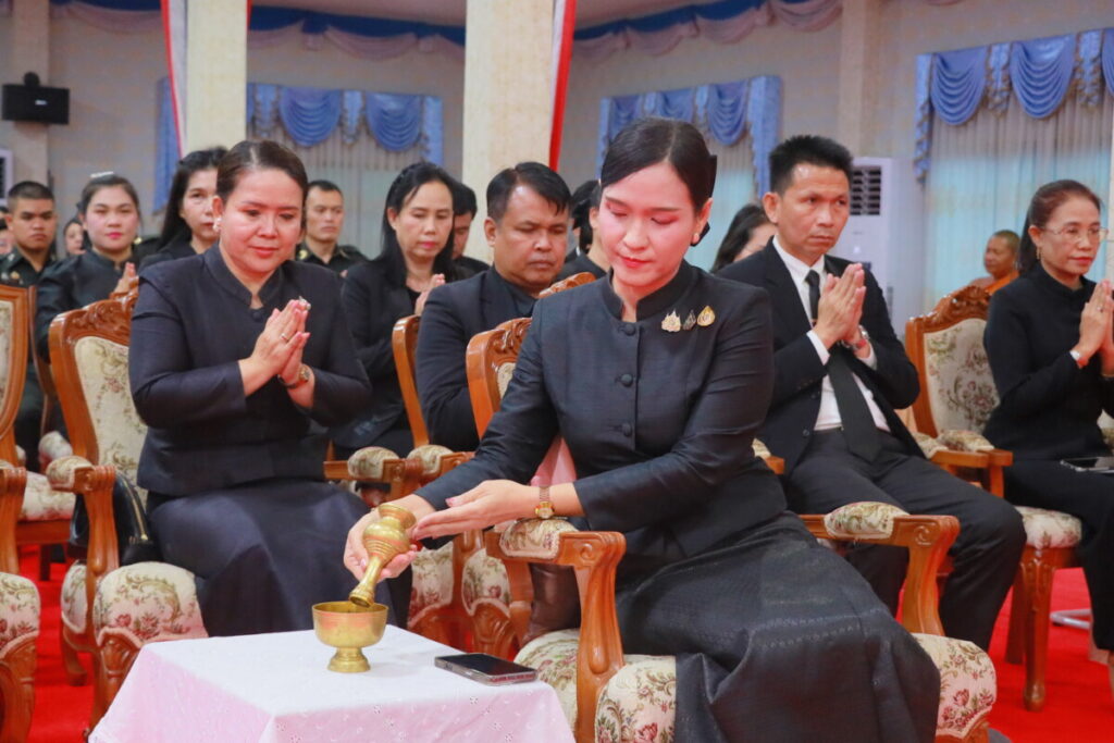 สพป.นครพนม เขต 1 ร่วมพิธีบำเพ็ญกุศลอุทิศถวายพระราชกุศลแด่สมเด็จพระนางเจ้าสิริกิติ์ พระบรมราชินีนาถ พระบรมราชชนนีพันปีหลวง 4 IMG 9743