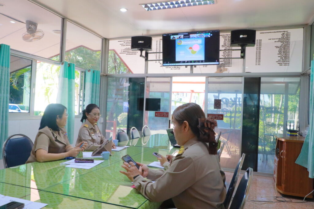 สพป.นครพนม เขต 1 เข้าร่วมประชุมการจัดสรรเงินทุนหมุนเวียนแก้ไขปัญหาหนี้สินข้าราชการครู ประจำปีงบประมาณ พ.ศ. 2569 2 IMG 7567